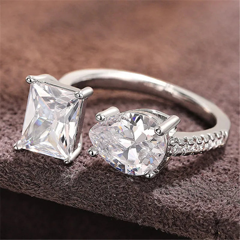 Anillo abierto con circonitas