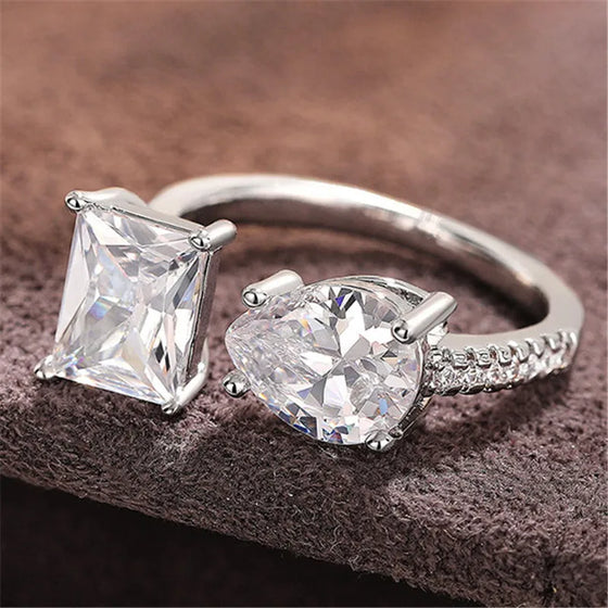 Anillo abierto con circonitas