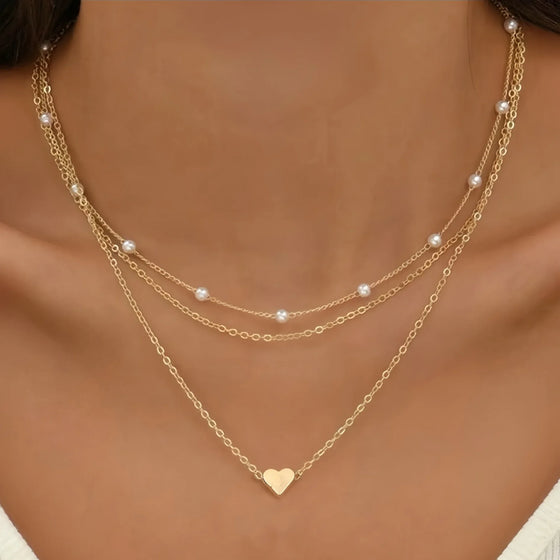 Collar multicapa con perlas y corazón