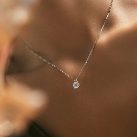 Collar solitario con engaste de garras