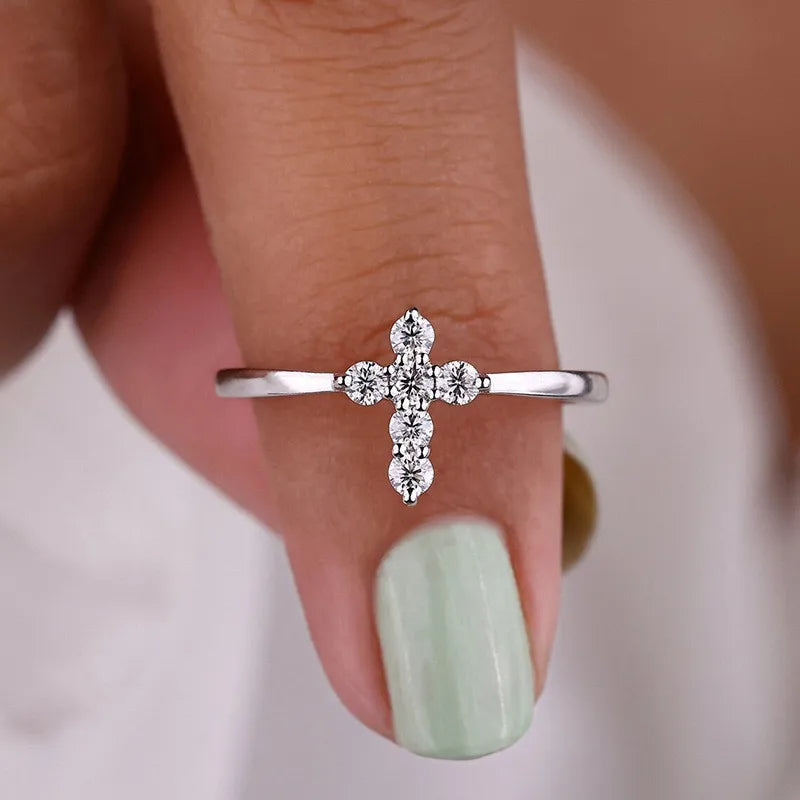 Anillo de cruz con circonitas